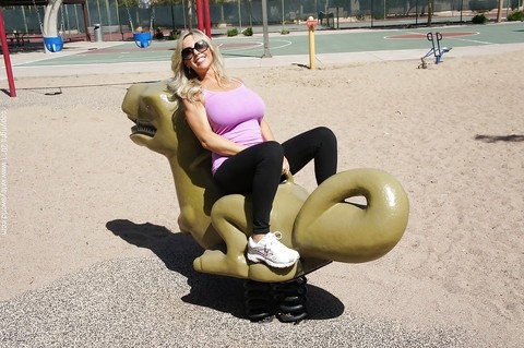 Sporty blonde busty MILF in sun glasses Wifey posing outdoor | Фото 10