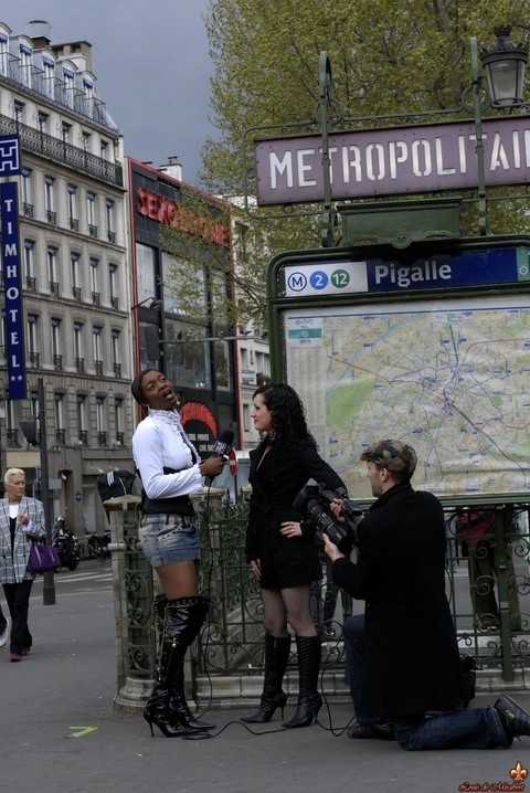 Brunette chick Penelope Tiger goes topless while being interviewed in Pigalle | Фото 1