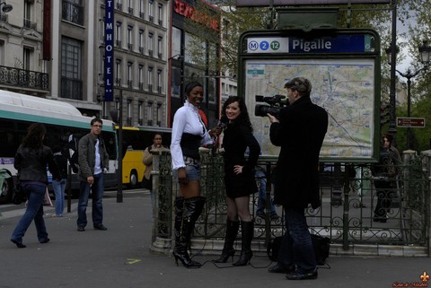 Brunette chick Penelope Tiger goes topless while being interviewed in Pigalle | Фото 2