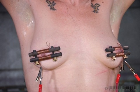 Gorgeous sex slave MILF Siouxsie Q bound with tit clamps on her nipples | Фото 13