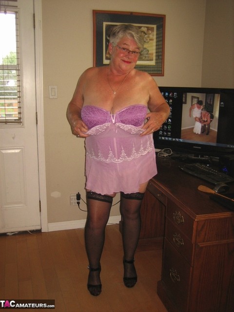 Old amateur Girdle Goddess displays her naked assets in lingerie and nylons | Фото 6