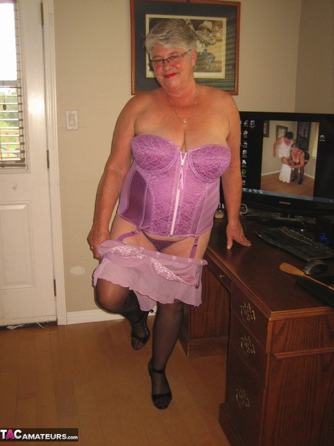 Old amateur Girdle Goddess displays her naked assets in lingerie and nylons | Фото 7