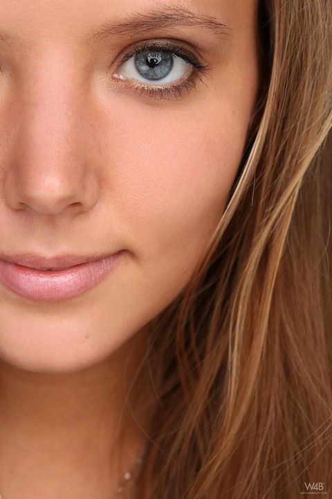 Blue-eyed teen Clover giving close-up views of her welcoming butterfly pussy | Фото 20