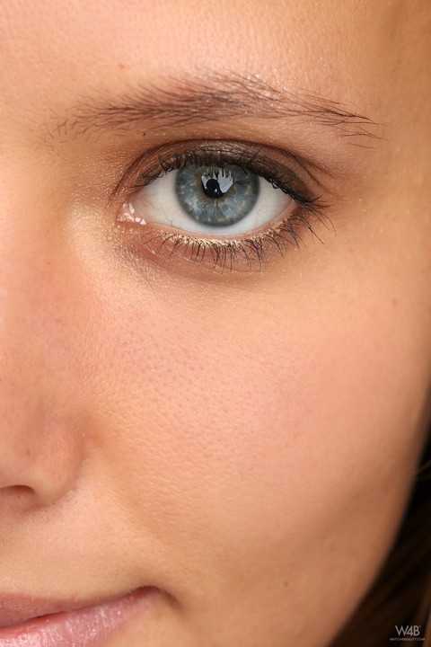 Blue-eyed teen Clover giving close-up views of her welcoming butterfly pussy | Фото 21