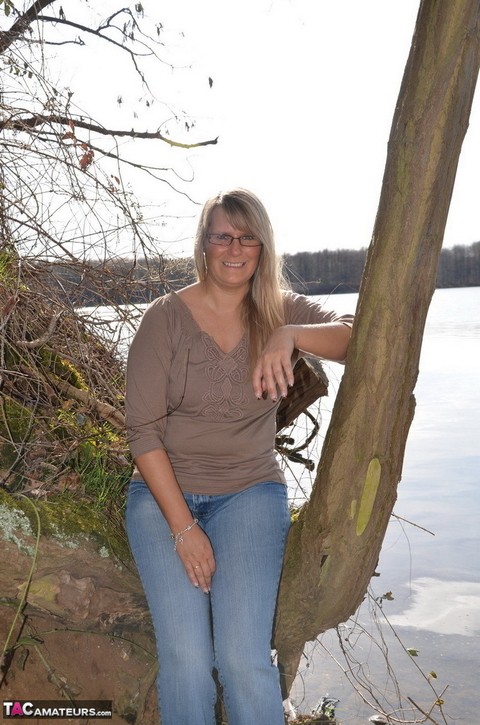 Overweight amateur Sweet Susi wears her glasses while getting naked by a river | Фото 1