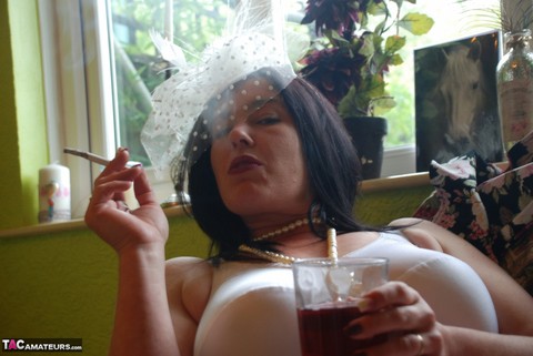 Older British amateur Juicey Janey exposes her bush while smoking & drinking | Фото 10