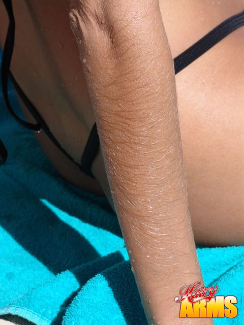 Amateur model Lori Anderson shows off her hairy arms in bikini and sunglasses | Фото 14