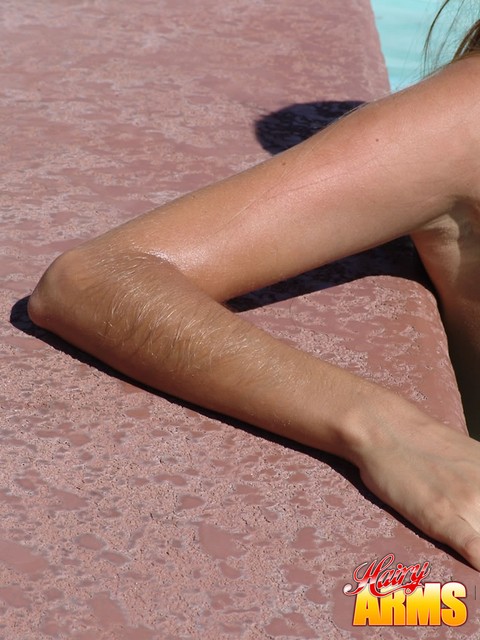 Amateur model Lori Anderson shows off her hairy arms in bikini and sunglasses | Фото 5