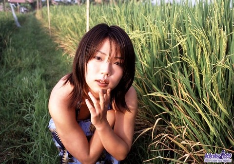 Asian model Bunko Kanazawa exposes herself in various outdoor locations | Фото 8