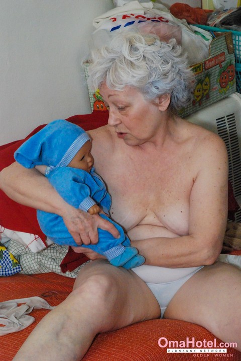 Cock-craving granny Agnes pleasuring her hairy pussy with a dildo | Фото 10