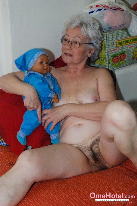 Cock-craving granny Agnes pleasuring her hairy pussy with a dildo | Фото 15