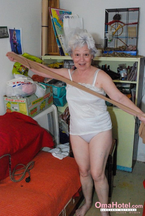 Cock-craving granny Agnes pleasuring her hairy pussy with a dildo | Фото 6