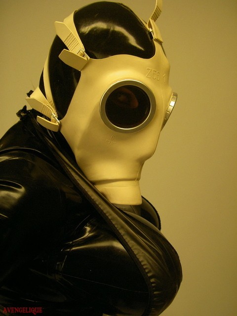 Solo model Darkwing Zero sports a gas mask while modelling latex clothing | Фото 10