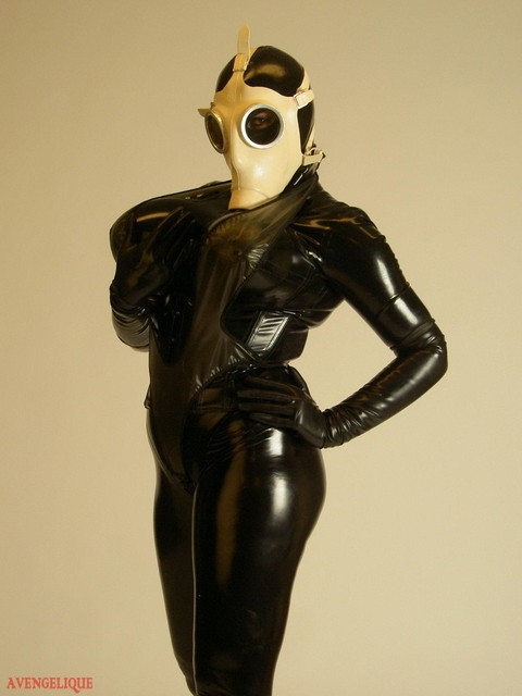 Solo model Darkwing Zero sports a gas mask while modelling latex clothing | Фото 9