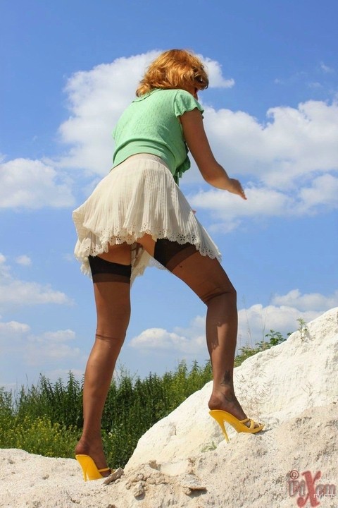 Natural redhead Vixen Nylons takes off heels and nylons after climbing a dune | Фото 3