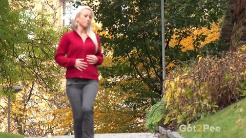 Blonde girl Lickylex pulls down her pants for an urgent piss on a park path | Фото 1