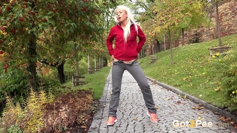 Blonde girl Lickylex pulls down her pants for an urgent piss on a park path | Фото 14