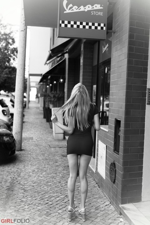 Thin blond chick Chloe Toy enjoys a smoke as she goes about her daily business | Фото 2