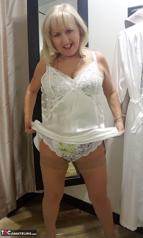 Chubby mature wife Lorna Blu changes form white to red to black sexy lingerie | Фото 10