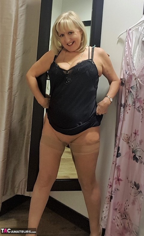 Chubby mature wife Lorna Blu changes form white to red to black sexy lingerie | Фото 15