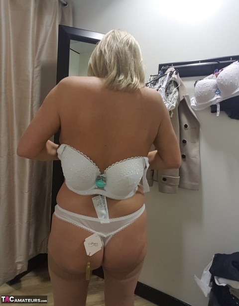 Chubby mature wife Lorna Blu changes form white to red to black sexy lingerie | Фото 18