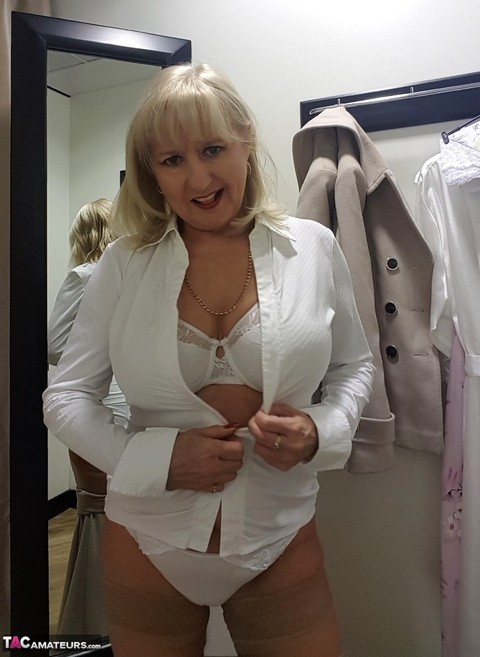 Chubby mature wife Lorna Blu changes form white to red to black sexy lingerie | Фото 2