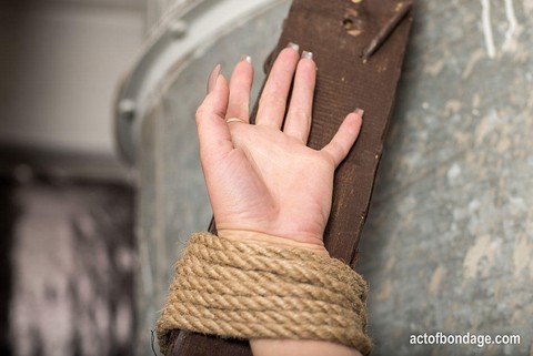 Short haired female is restrained in the nude by chains and ropes | Фото 6