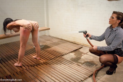 Asian inmate Tia Ling gets stripped & tortured with water by warden Ariel X | Фото 19