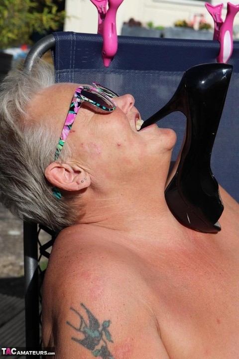 Fat nan Valgasmic Exposed licks a shoe while exposing herself in the backyard | Фото 8