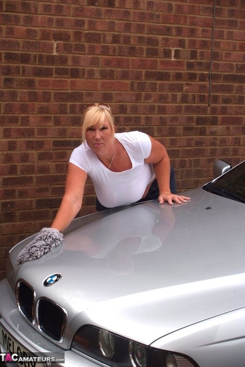 Big titted blonde amateur Melody soaks a white T-shirt while washing her car | Фото 3