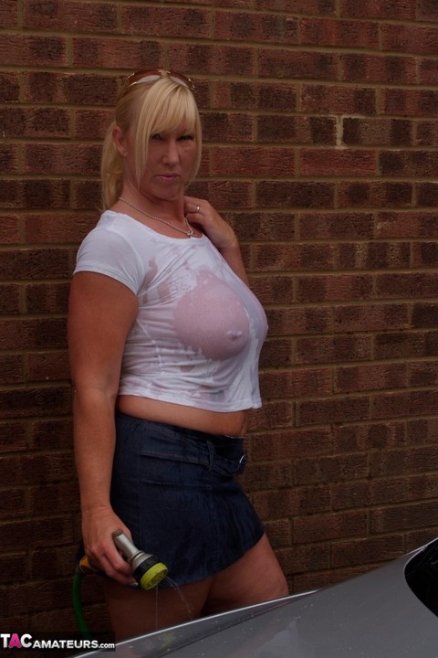 Big titted blonde amateur Melody soaks a white T-shirt while washing her car | Фото 7