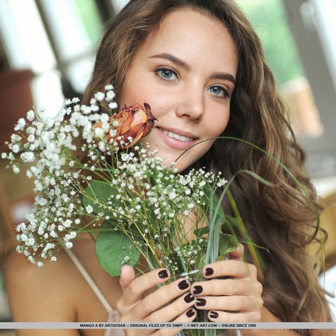 Sweet teen Mango A hops onto kitchen counter to show her beautiful nude body | Фото 1