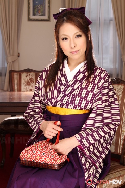 Japanese woman Himeki Kaede prepares to shed her kimono to pleasure guard | Фото 1