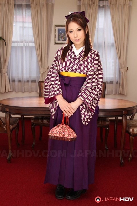 Japanese woman Himeki Kaede prepares to shed her kimono to pleasure guard | Фото 3