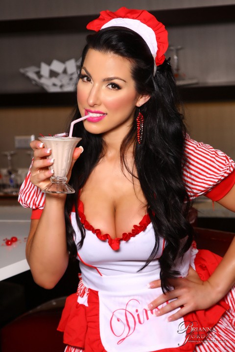 Waitress Brianna Jordan shows her big tits & toys her big ass in the kitchen | Фото 3