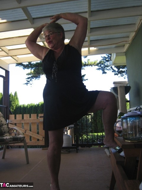 Old lady Girdle Goddess shakes her big butt while on a veranda | Фото 12