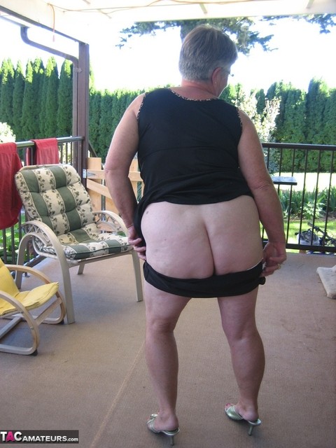 Old lady Girdle Goddess shakes her big butt while on a veranda | Фото 9