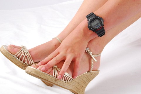 Natural redhead Judy models a black G-Shock watch while fully clothed | Фото 2