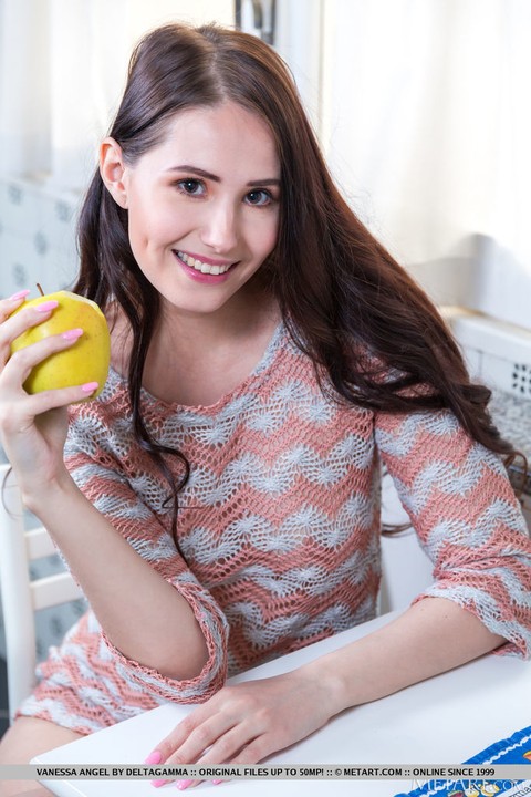 British teen Vanessa Angel sets her beautiful body free while in her kitchen | Фото 1