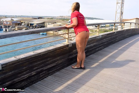 Mature fatty Chrissy walks by the sea with her round big tits bared | Фото 7