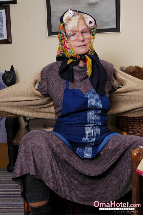 Granny with eyeglasses Christina toying her mature vagina on the carpet | Фото 4