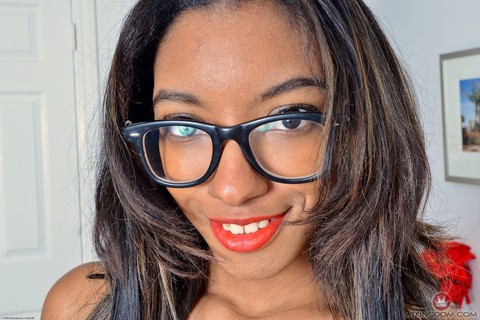 Black amateur Raven Wilde shows off the pink of her pussy with glasses on | Фото 1