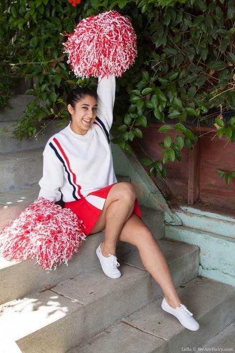 Cute brunette cheerleader Leila presents her wet muff outdoors in solo | Фото 1