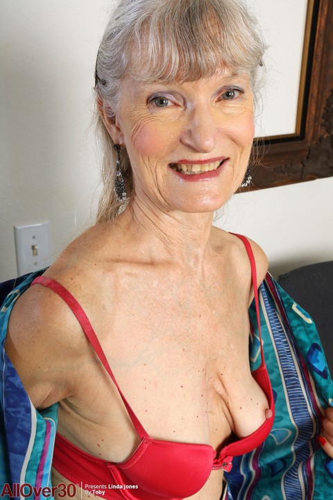 Old amateur Linda Jones uncovers her saggy tits as she gets bare naked | Фото 3