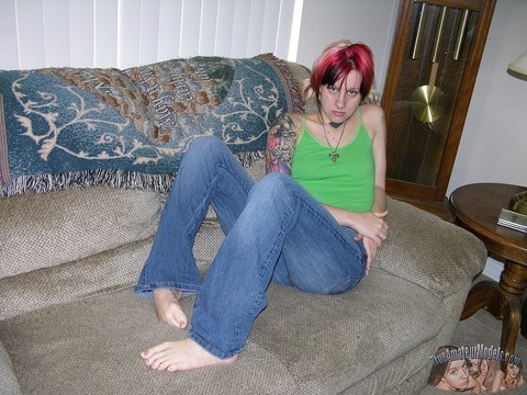 Amateur girl with piercings and dyed hair shows her natural pussy on love seat | Фото 1