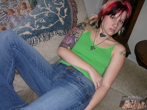 Amateur girl with piercings and dyed hair shows her natural pussy on love seat | Фото 2