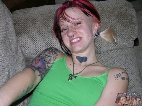 Amateur girl with piercings and dyed hair shows her natural pussy on love seat | Фото 3