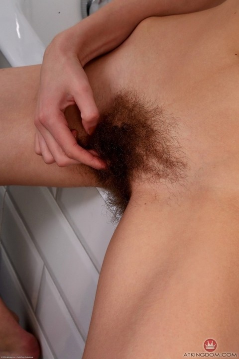 Brunette with small tits plays with her hairy beaver and masturbates in a tub | Фото 5