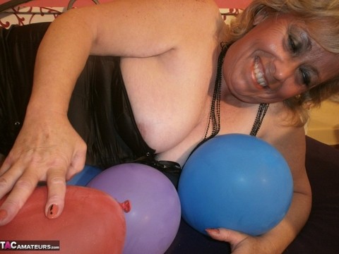 Hot granny Caro in shiny sheer pantyhose & heels crushing balloons on her bed | Фото 13