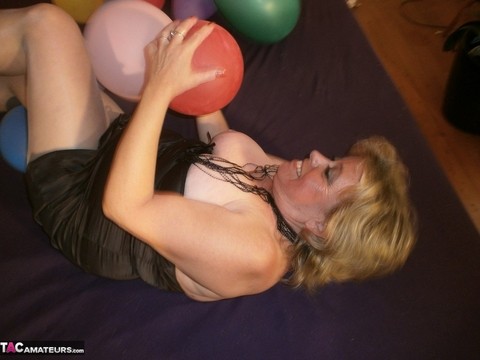 Hot granny Caro in shiny sheer pantyhose & heels crushing balloons on her bed | Фото 19